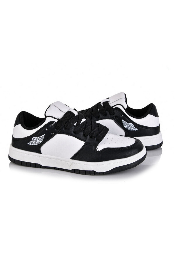 Кросівки жіночі