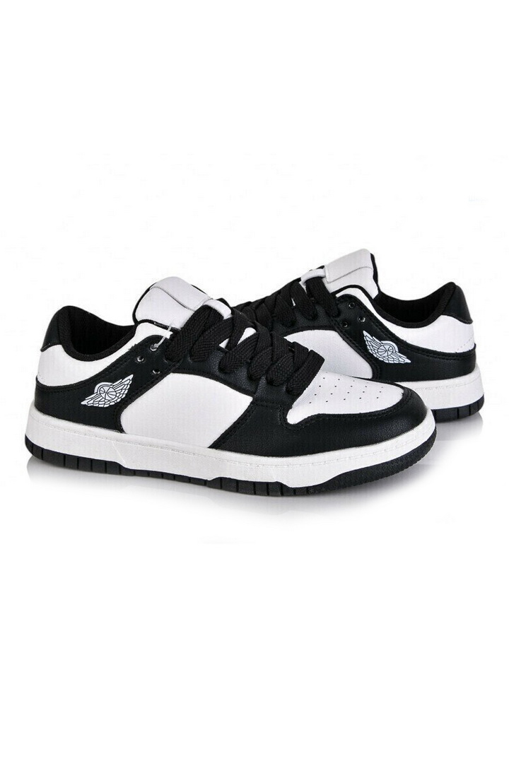 Кросівки жіночі